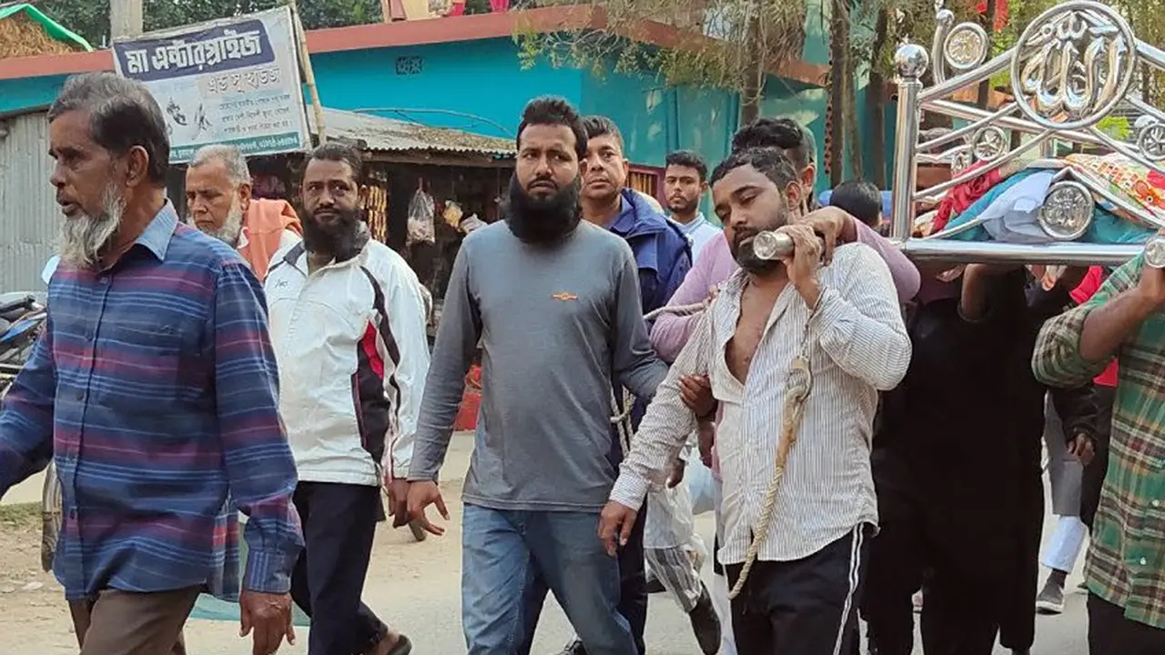 হাতকড়া নিয়ে মায়ের জানাজায় ছাত্রলীগ নেতা