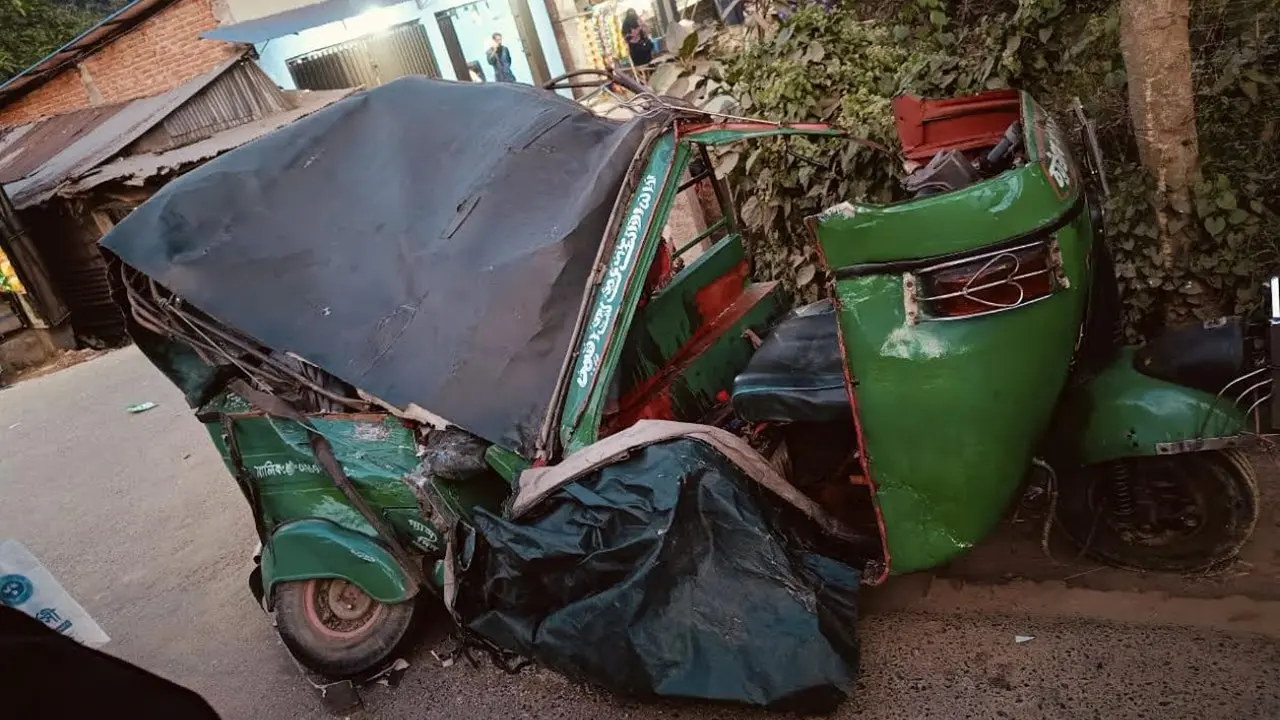হাটহাজারীতে পিকআপ ও অটোরিকশার সংঘর্ষে নিহত ১