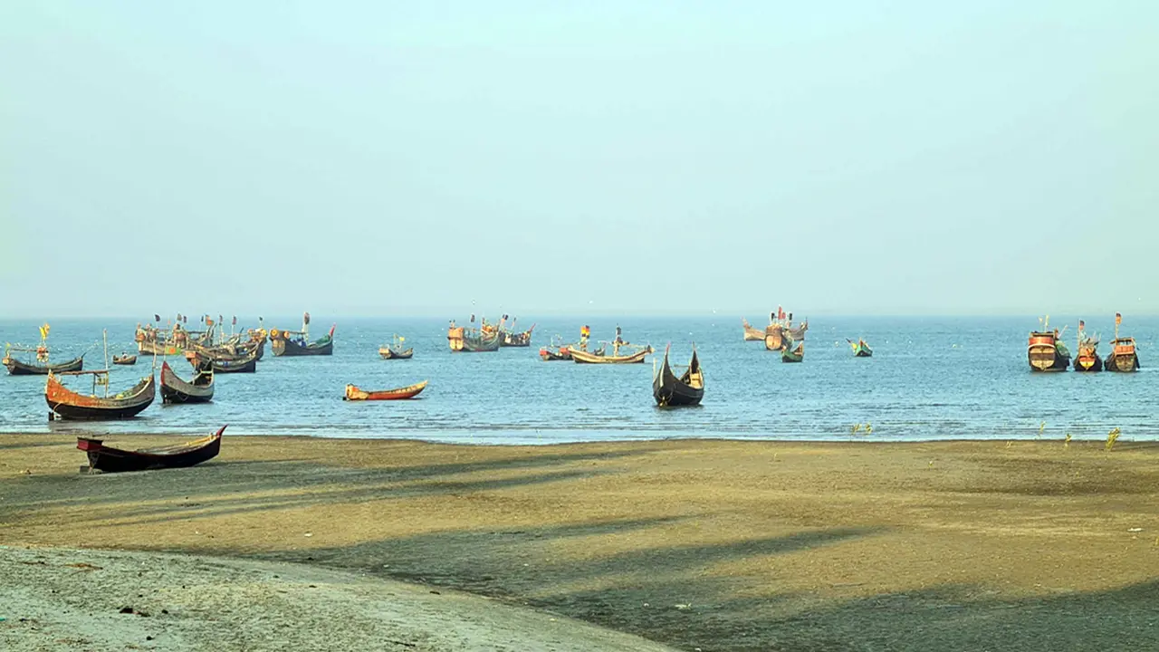 মিয়ানমারে সংঘাত : টেকনাফ-সেন্ট মার্টিন রুটে নৌযান চলাচল বন্ধ