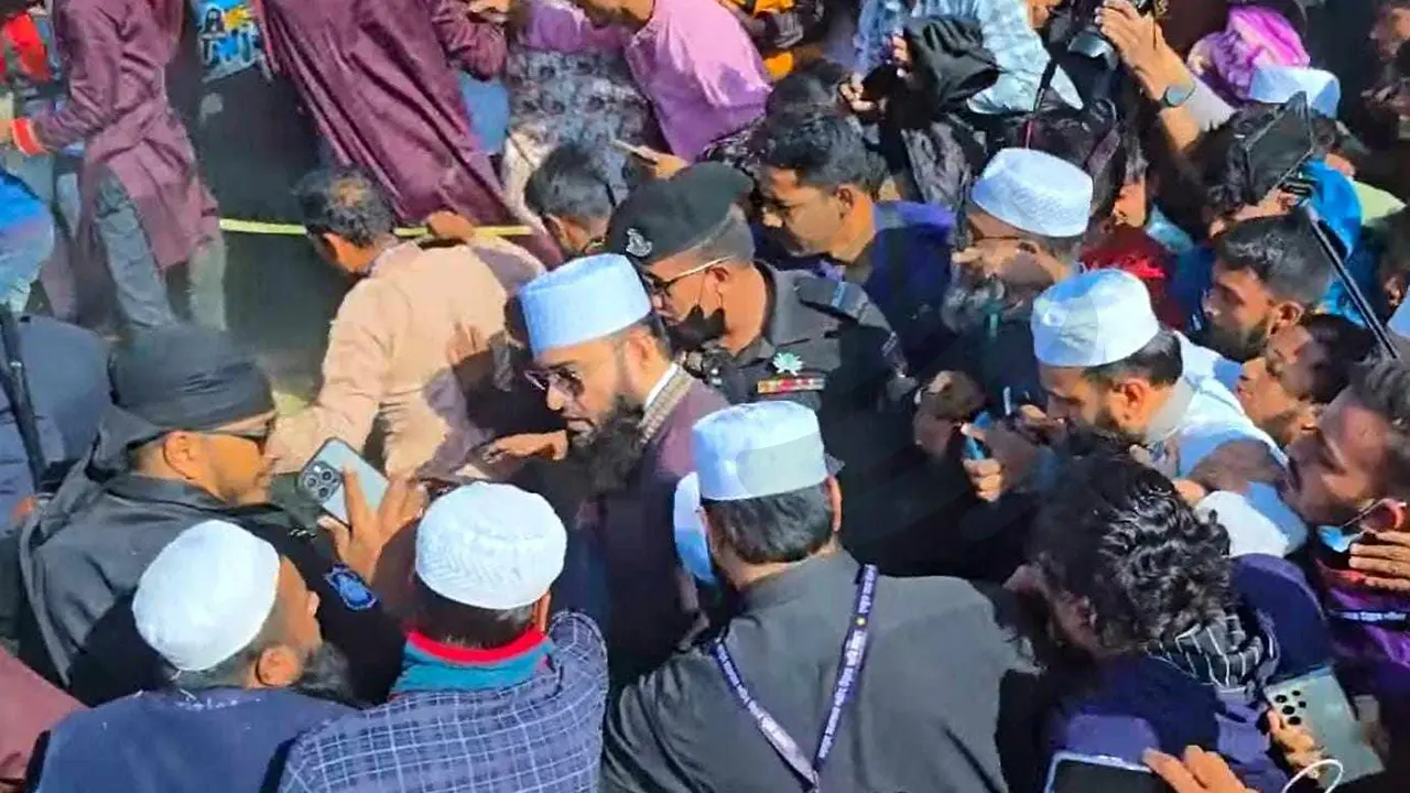 হেলিকপ্টারে চড়ে পেকুয়ায় পৌঁছেছেন আজহারী, দেখতে লাখো মানুষের ঢল