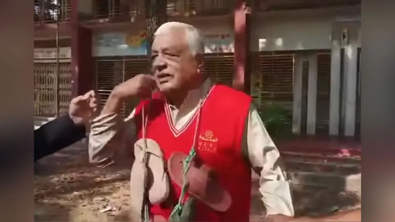 কুমিল্লায় বীর মুক্তিযোদ্ধার গলায় জুতার মালা পরিয়ে হেনস্তার অভিযোগ