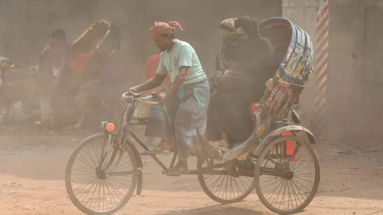 বিশ্বের দূষিত শহরের তালিকায় সবার ওপরে ঢাকা