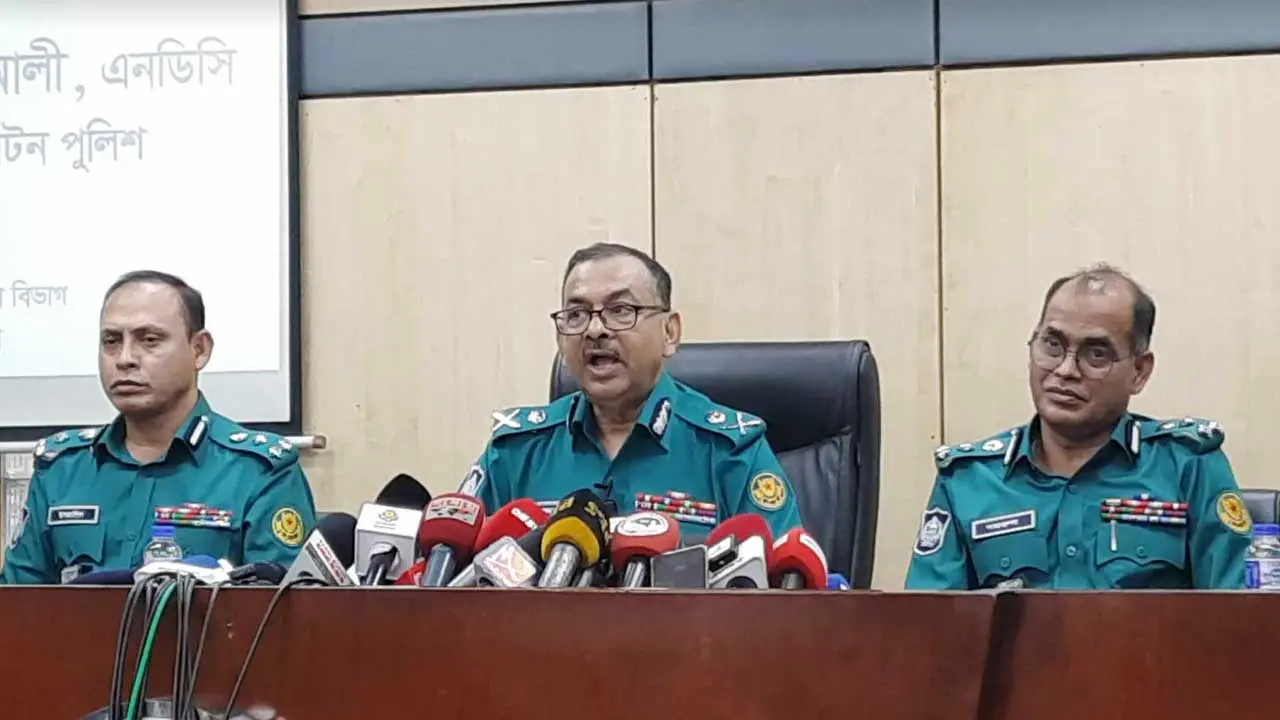চৌদ্দগোষ্ঠীর রাজনৈতিক পরিচয় খুঁজে ১৫ বছরে পুলিশে নিয়োগ ৯০ হাজার