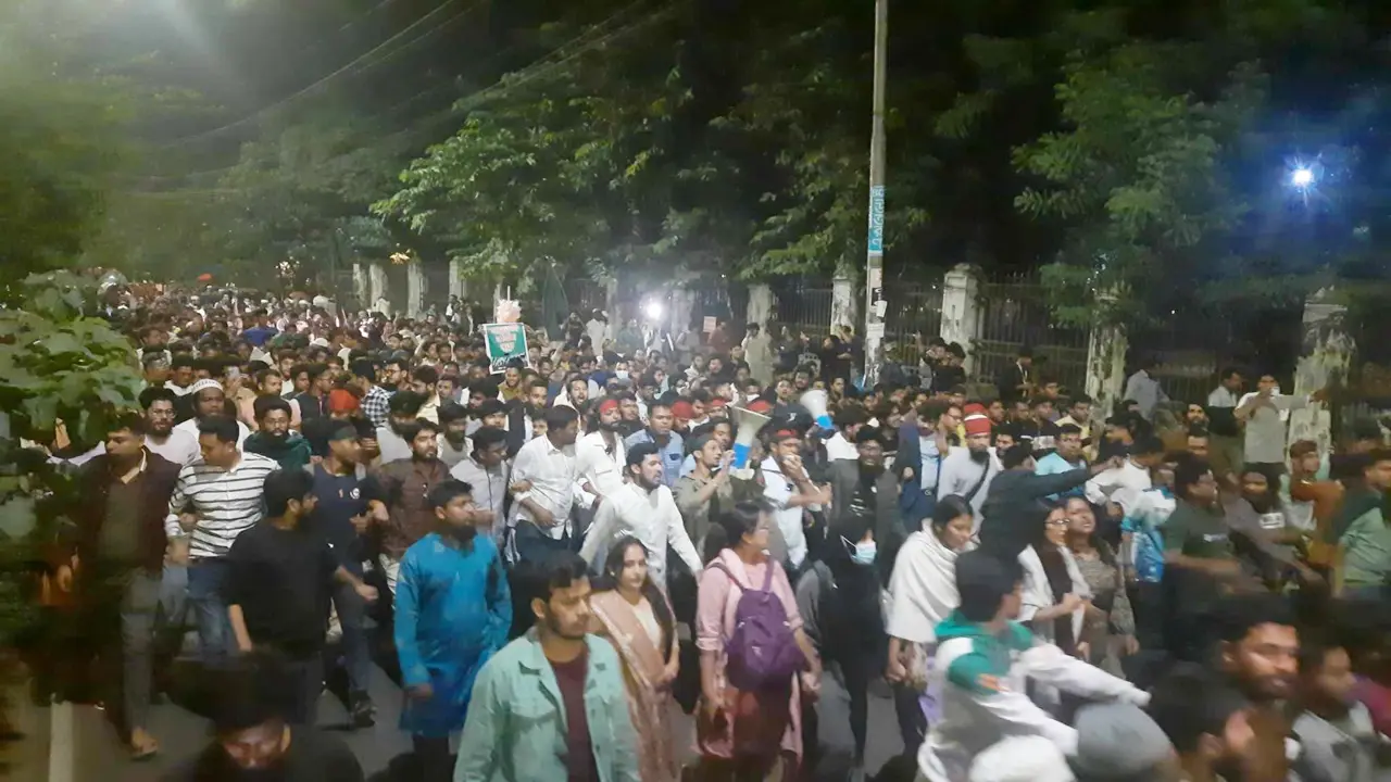 ‘ভারতীয় আগ্রাসন, রুখে দাও জনগণ’, স্লোগানে উত্তাল ঢাবি