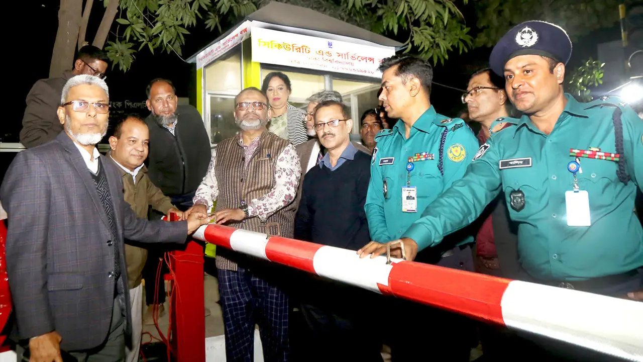 ঢাবিতে যান চলাচল নিয়ন্ত্রণে ৭ প্রবেশপথে নিরাপত্তা চৌকি