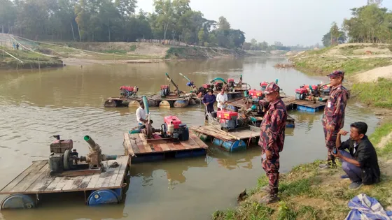 ফেনীতে বালু উত্তোলন বন্ধে টাস্কফোর্সের অভিযান, ৩৫টি মেশিন জব্দ