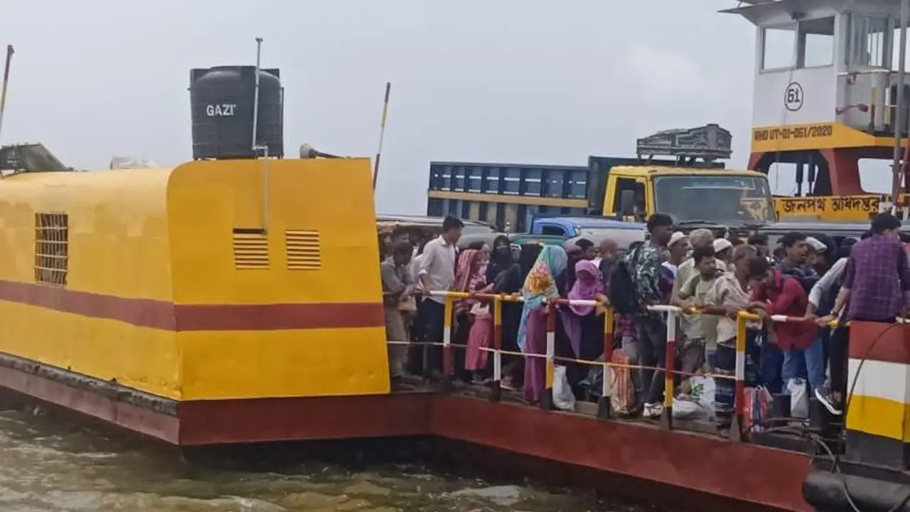 ঘন কুয়াশায় পথ হারালো ফেরি, ৯৯৯ ফোনে উদ্ধার হলো ২০০ যাত্রী