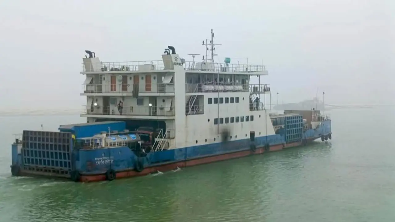 দৌলতদিয়া-পাটুরিয়া নৌরুটে ৭ ঘণ্টা পর ফেরি চলাচল স্বাভাবিক