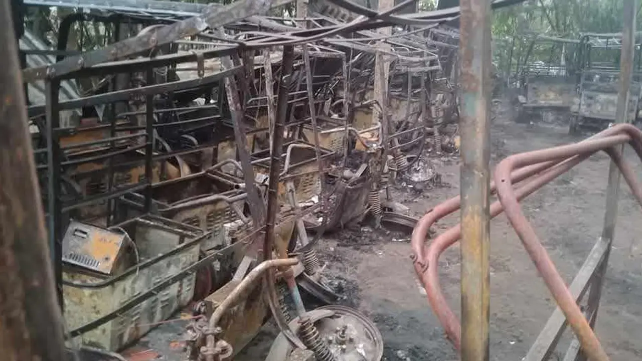 চট্টগ্রামে অটোরিকশার গ্যারেজে আগুন, পুড়ল ৩৪ যানবাহন