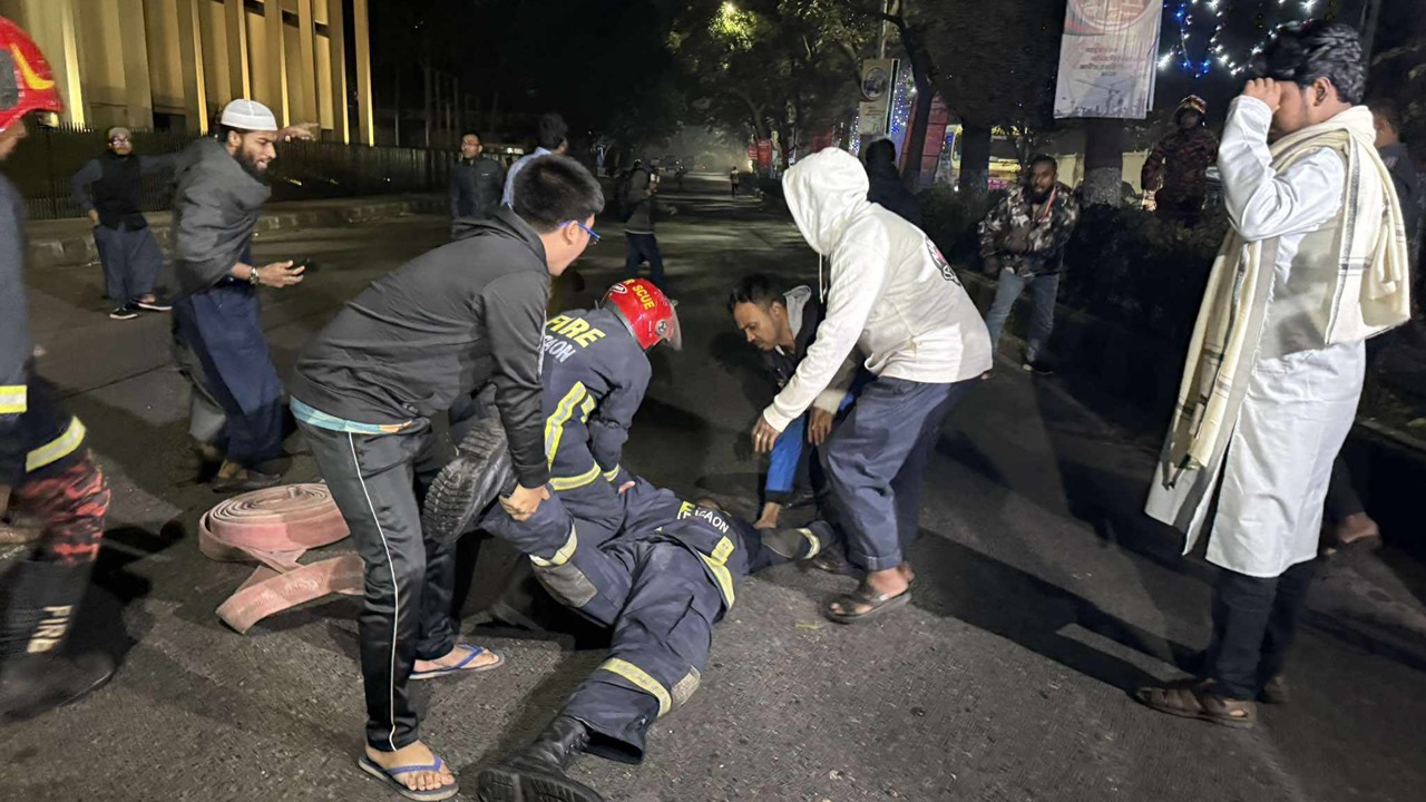 মধ্যরাতে সচিবালয়ে আগুন : ফায়ার কর্মীকে চাপা দিয়ে পালাল ট্রাক