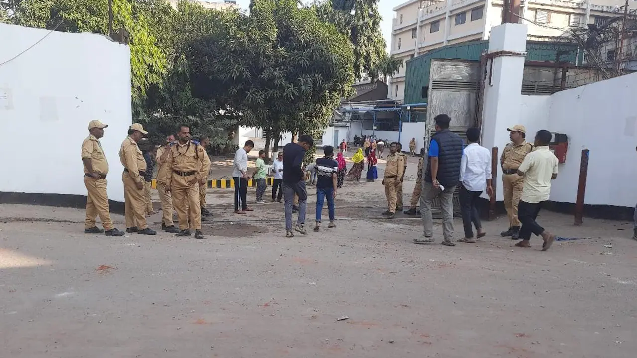 ব্ল্যাকলিস্টেড শ্রমিকদের সঙ্গে কর্মকর্তাদের পাল্টাপাল্টি ধাওয়া
