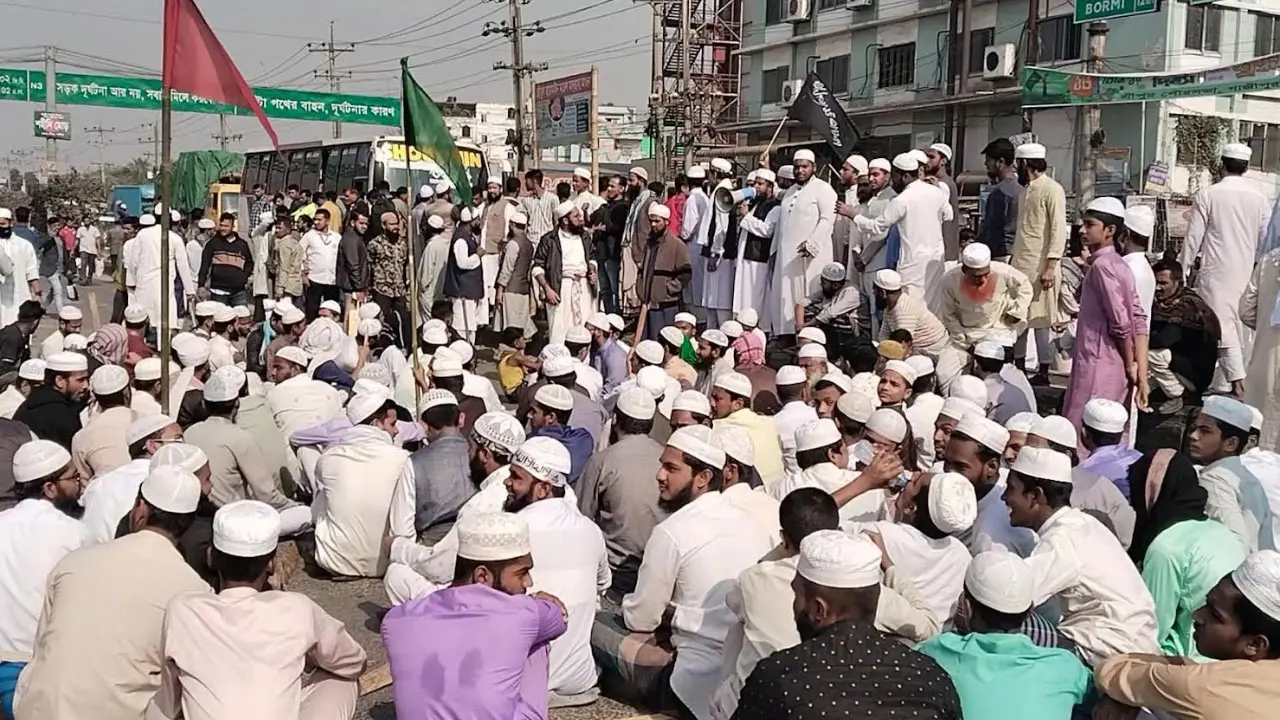 মহাসড়ক অবরোধ করে জুবায়েরপন্থিদের বিক্ষোভ