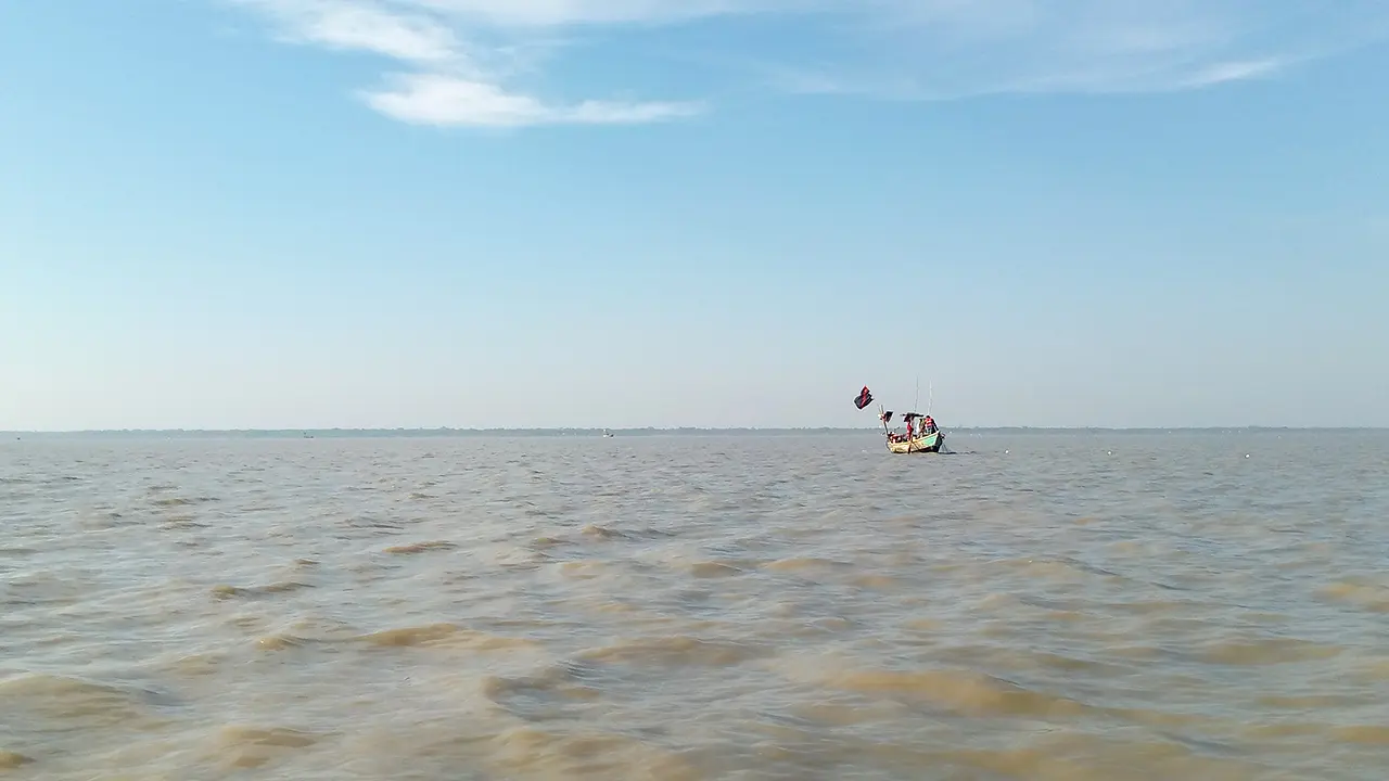 মেঘনায় ট্রলার ডুবে মামা-ভাগিনার মৃত্যু, নিখোঁজ ২