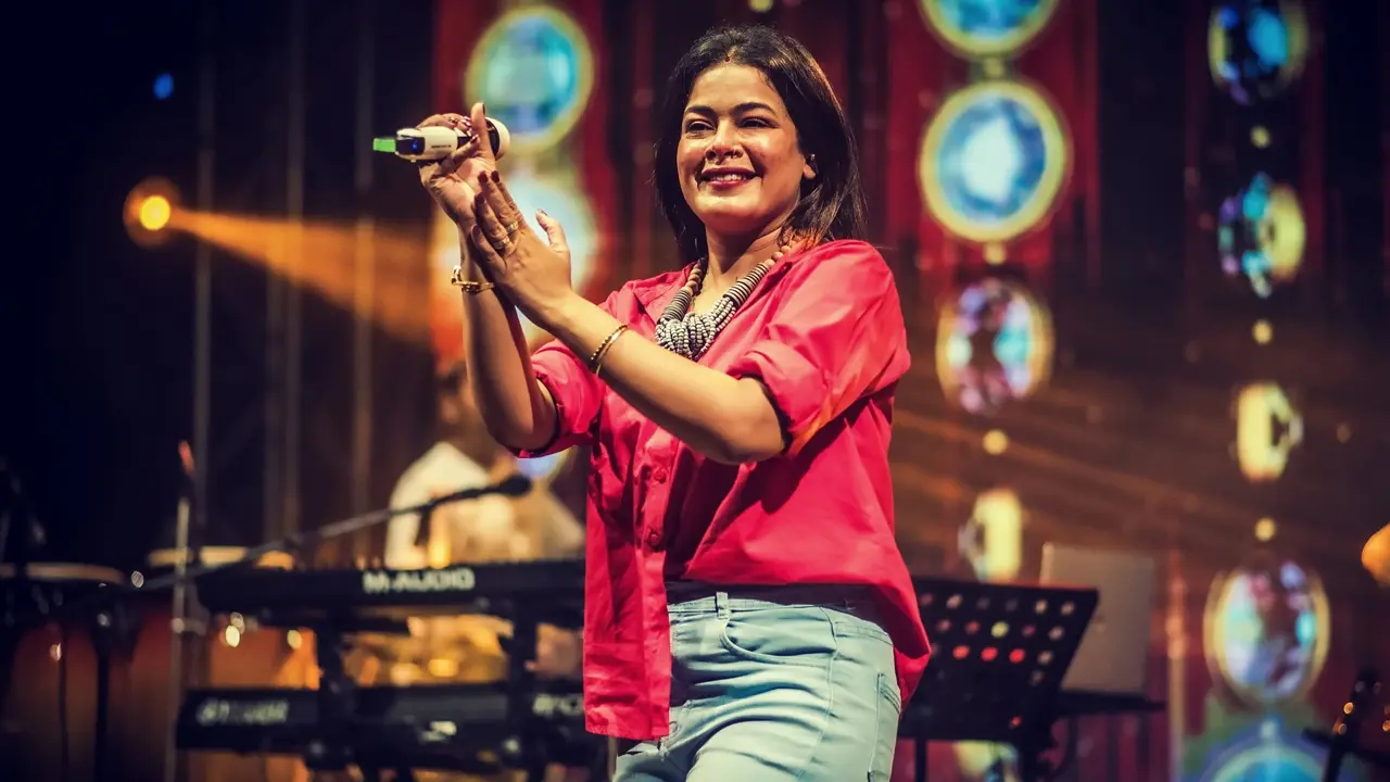 অনুষ্ঠানে মেজাজ হারালেন সংগীত শিল্পী ইমন