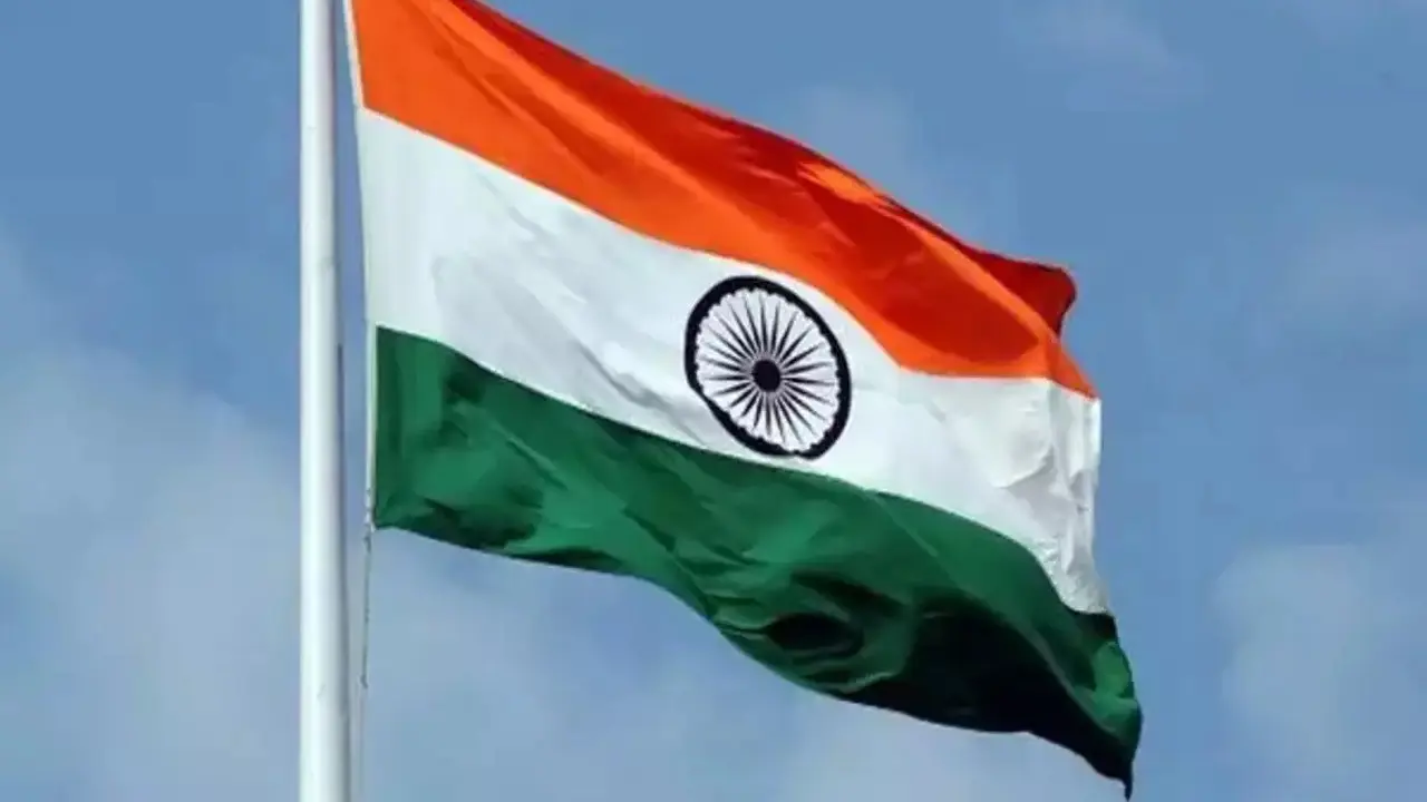 ভারতীয় পতাকা ‘প্রণাম করে’ চিকিৎসা নিতে হবে বাংলাদেশিদের!