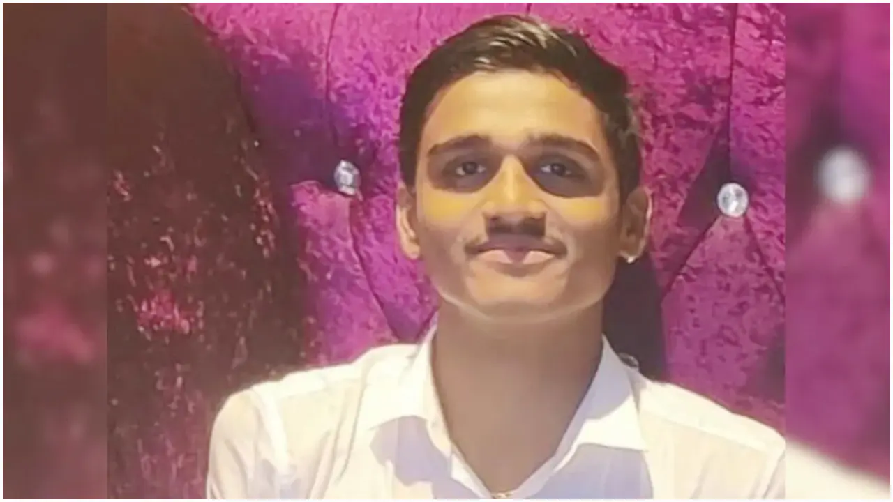 বেতন ১৩০০০, প্রেমিকাকে দিয়েছেন ফ্ল্যাট চড়েন বিএমডব্লিউ গাড়িতে