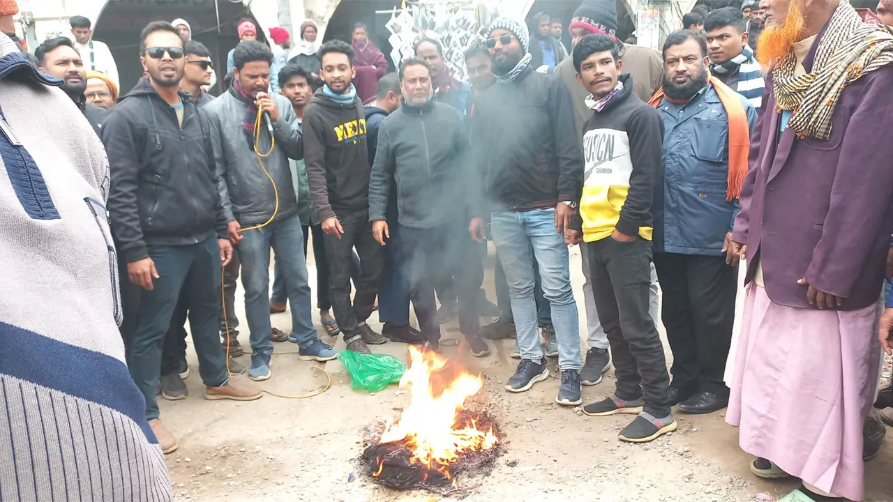 বাংলাদেশবিরোধী আগ্রাসনের প্রতিবাদ, পোড়ানো হলো ভারতীয় কাপড়