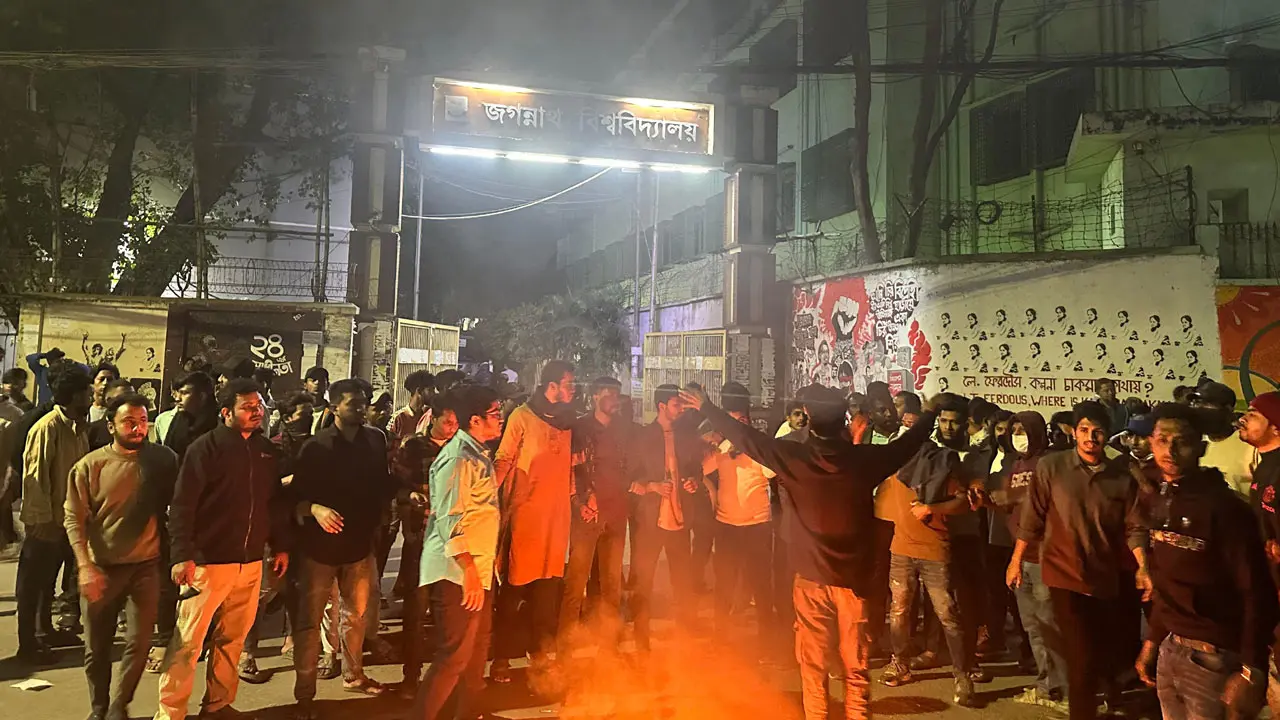জবি ছাত্রদলের আহ্বায়ক কমিটিকে অবাঞ্ছিত ঘোষণা করে বিক্ষোভ