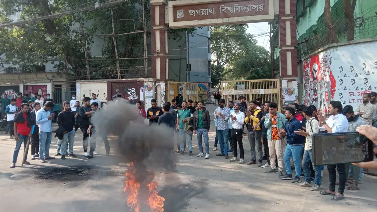 জবিতে তৃতীয় দিনের মতো ছাত্রদলের পদবঞ্চিতদের বিক্ষোভ