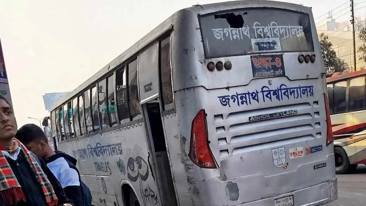মহাখালীতে জবির শিক্ষার্থী বাসে হামলা, আহত ৭