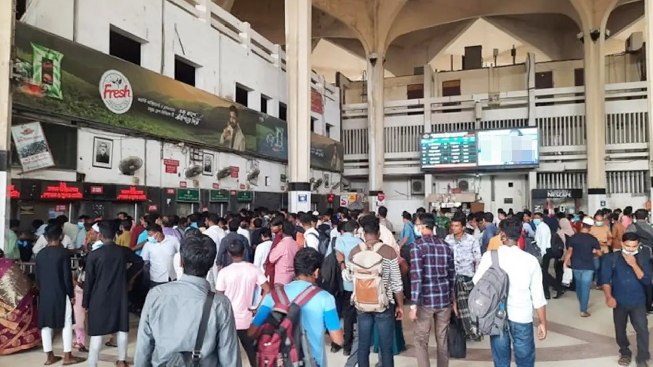 কমলাপুরে ডিসপ্লেতে হঠাৎ নীল ছবি, পাথর ছুড়ে মনিটর ভাঙলেন যাত্রী