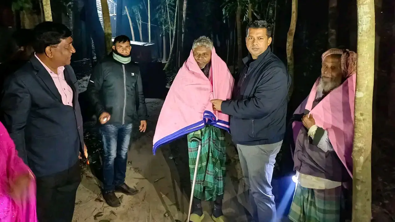রাতে কম্বল নিয়ে অসহায় ও ছিন্নমূল মানুষের পাশে রাজবাড়ীর ডিসি