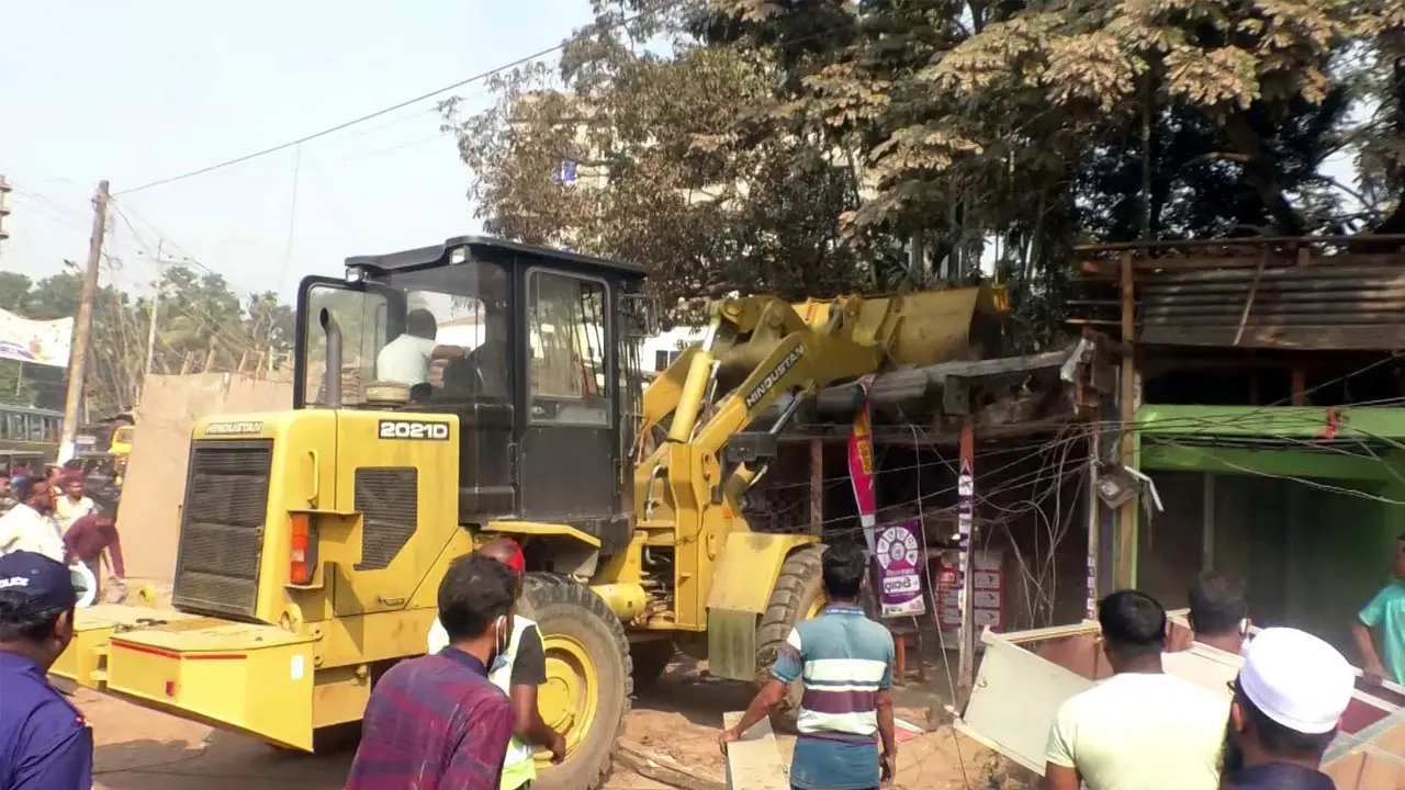লক্ষ্মীপুরে আঞ্চলিক মহাসড়কের অবৈধ স্থাপনা উচ্ছেদ