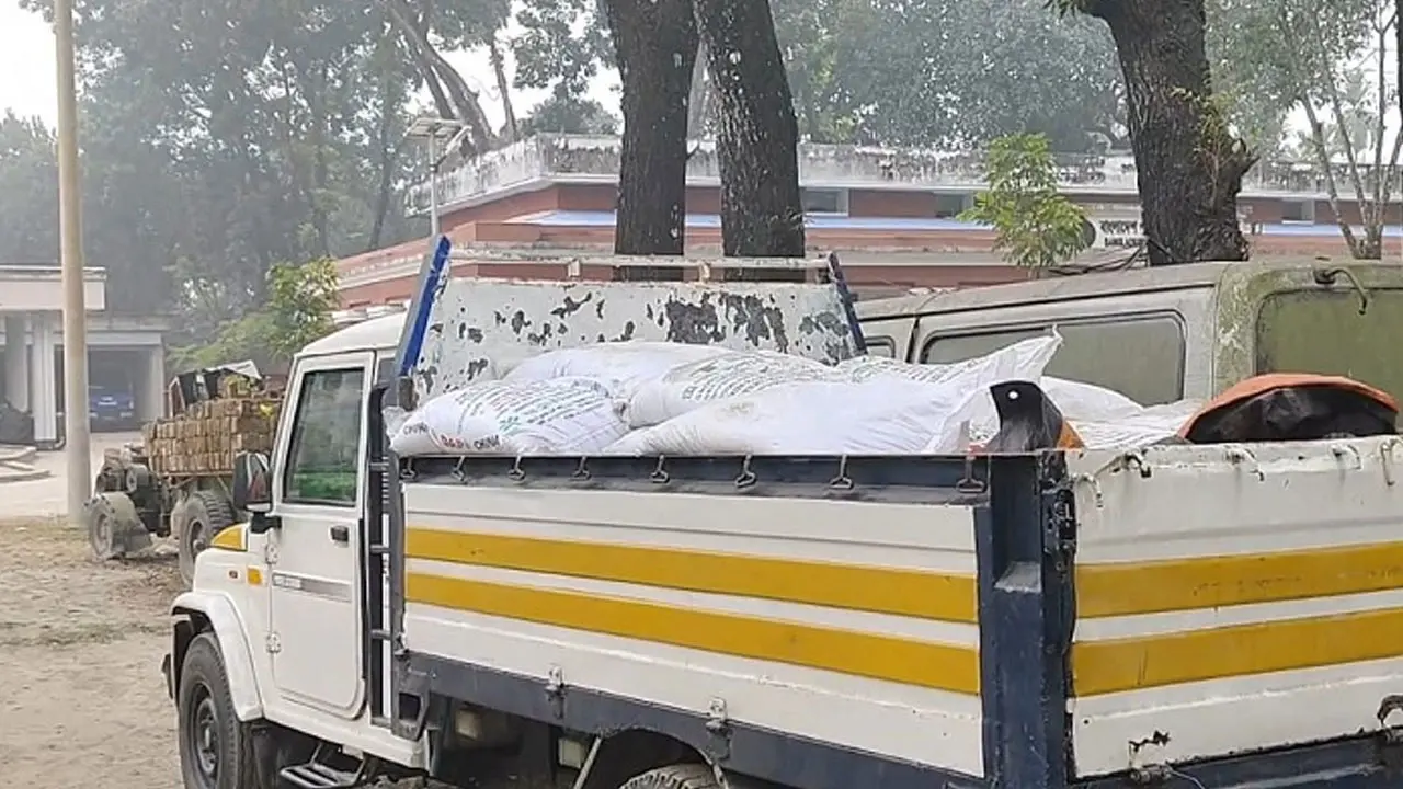 ব্যবসায়ীর লুট হওয়া সার ছাত্রদল নেতার বাড়ি থেকে উদ্ধার