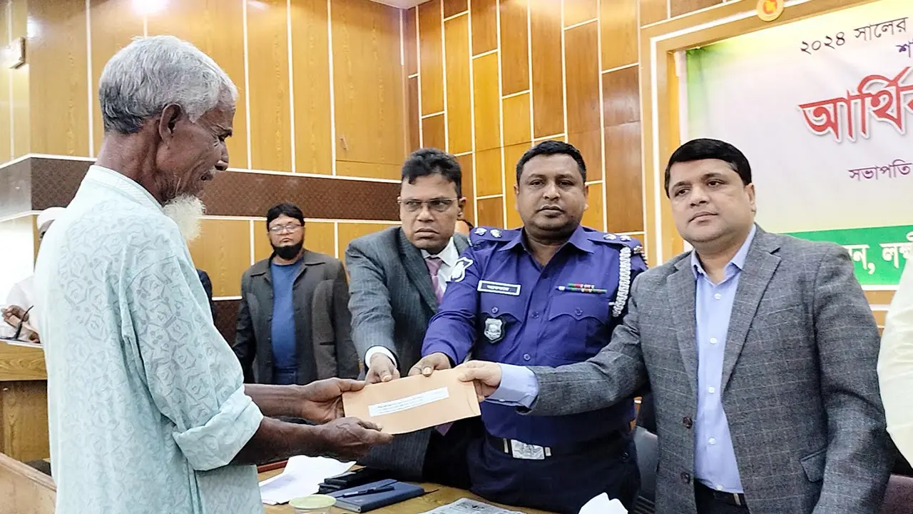 লক্ষ্মীপুরে গণঅভ্যুত্থানে শহীদ পরিবার-আহতদের আর্থিক সহায়তা
