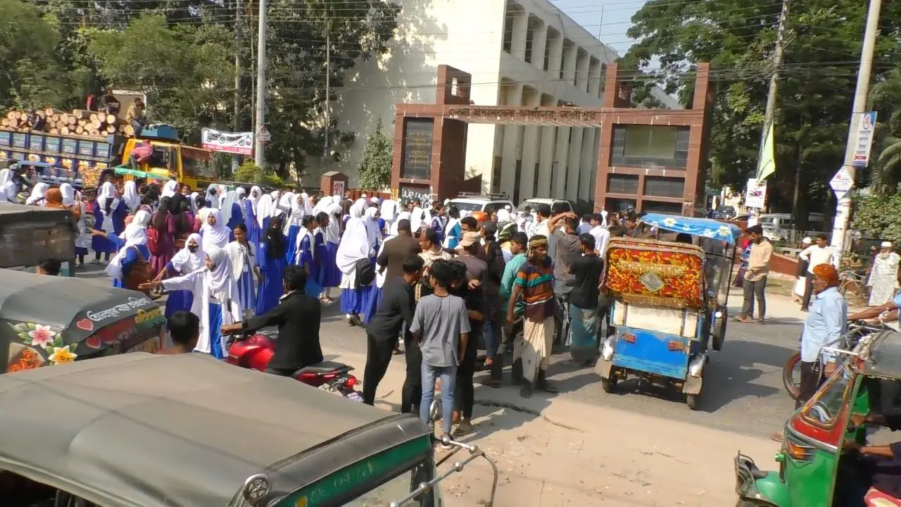 দুই শিক্ষকের পক্ষে-বিপক্ষে শিক্ষার্থীদের বিক্ষোভ ও সড়ক অবরোধ