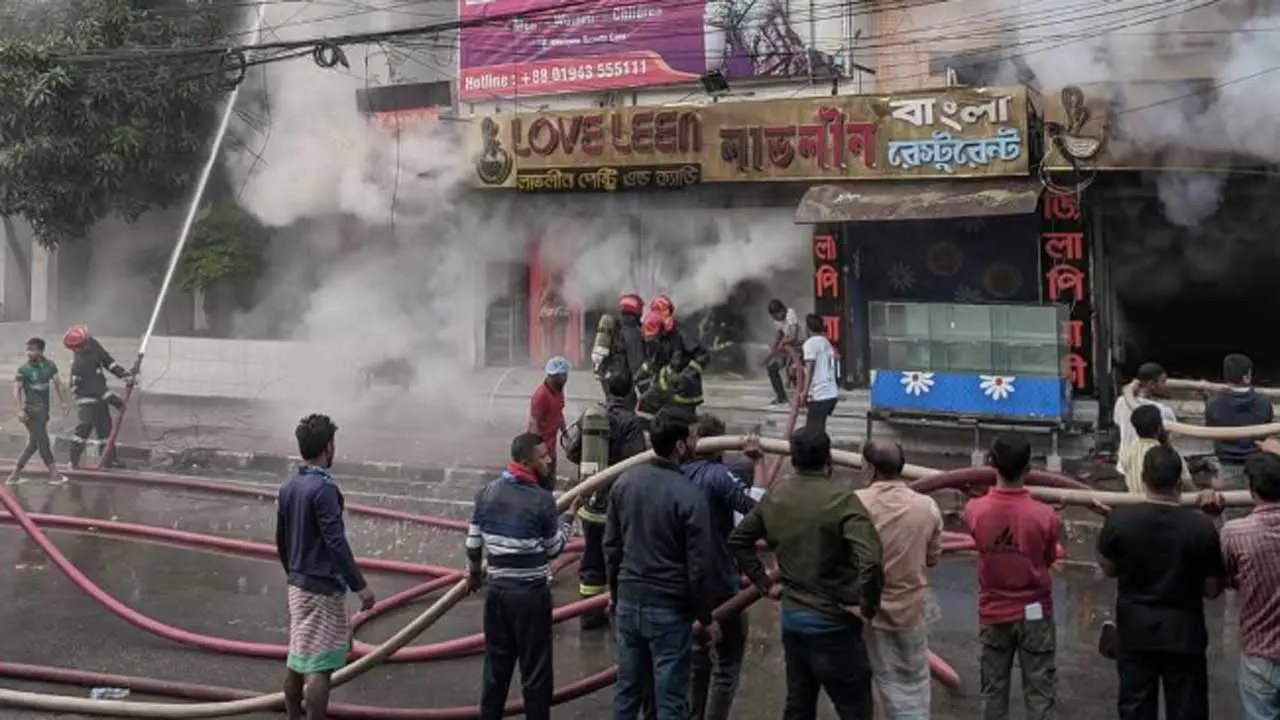 উত্তরায় রেস্টুরেন্টে আগুন, নিয়ন্ত্রণে ১০ ইউনিট