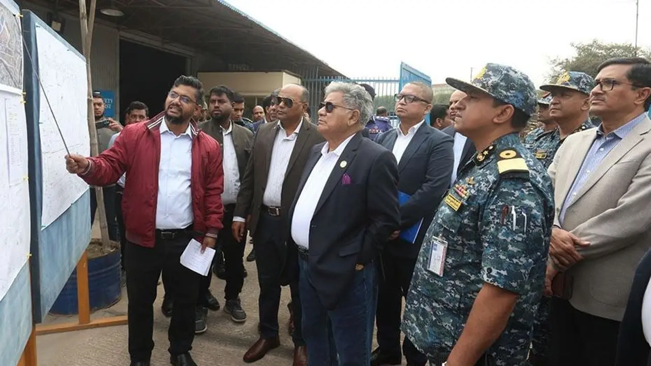 চট্টগ্রাম বন্দর জঞ্জালমুক্ত না হওয়ায় ক্ষোভ প্রকাশ নৌ উপদেষ্টার