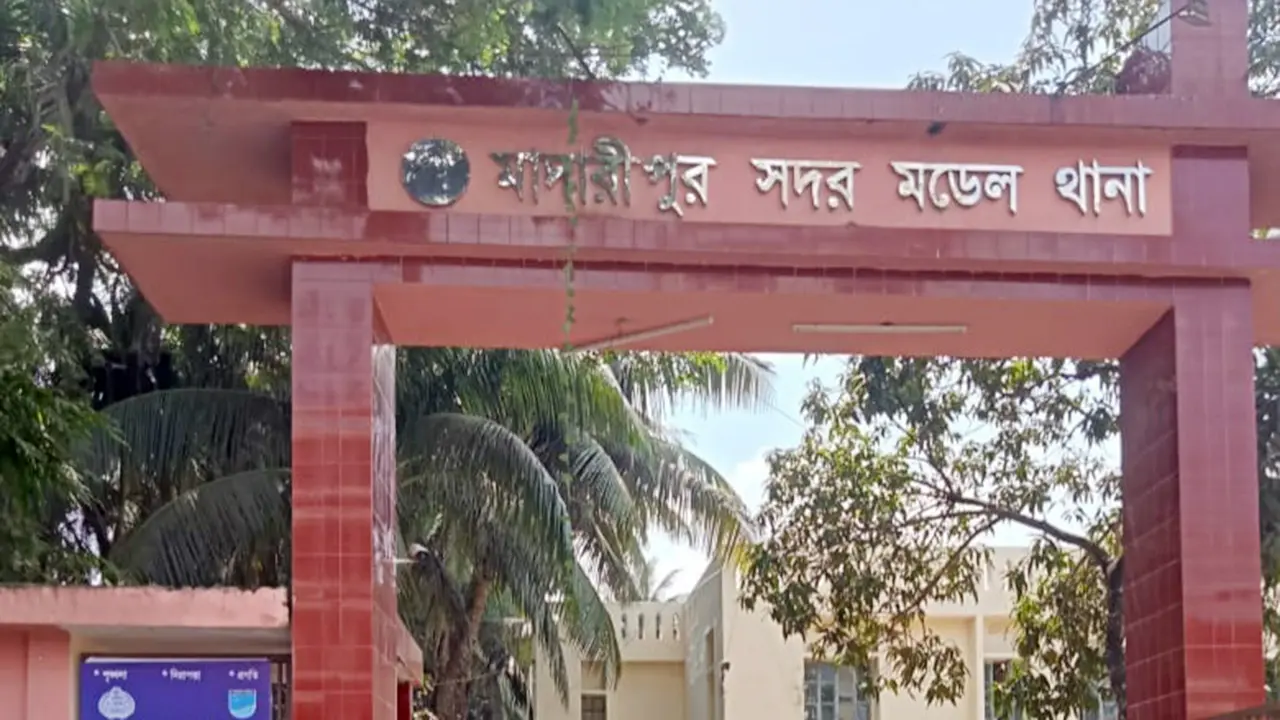 গাছের সঙ্গে শিকল পরা অবস্থায় ঝুলছিল কৃষকের মরদেহ