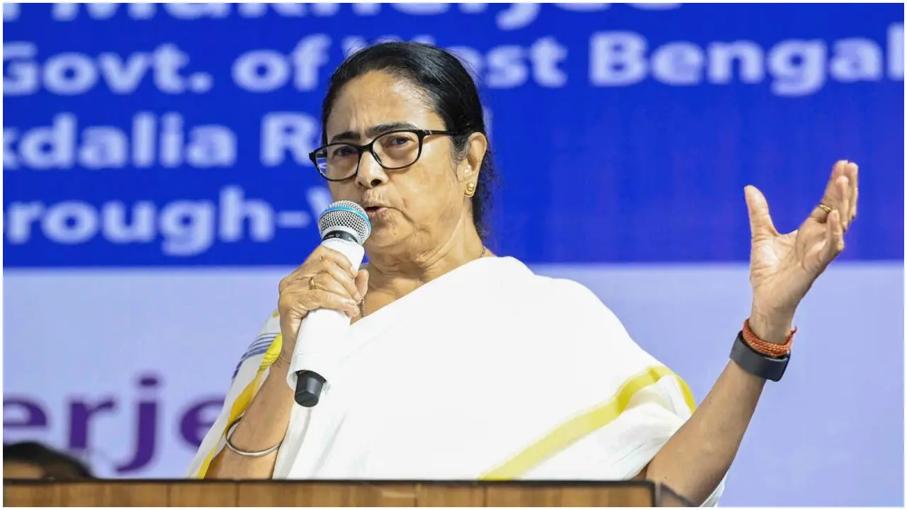 বাংলাদেশে সংখ্যালঘুদের সুরক্ষায় বিতর্কিত আবদার মমতার