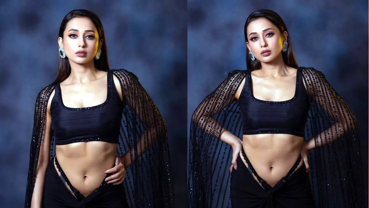 কালো শাড়িতে খোলামেলা মিমি