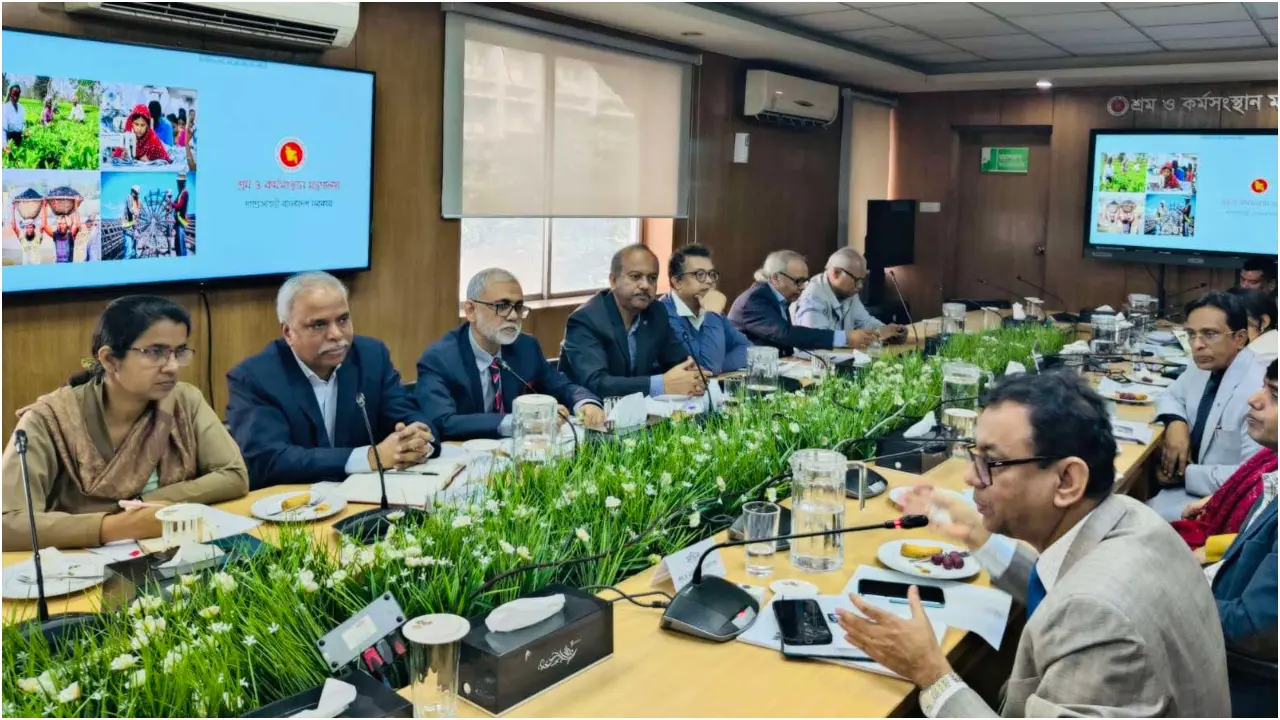 শ্রম সংস্কার কমিশনের সঙ্গে মন্ত্রণালয়ের কর্মকর্তাদের বৈঠক 