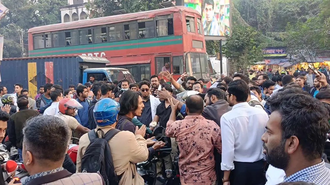 মানুষ জিম্মি করে কেন আন্দোলন? চিকিৎসকদের সঙ্গে তর্কে পথচারীরা