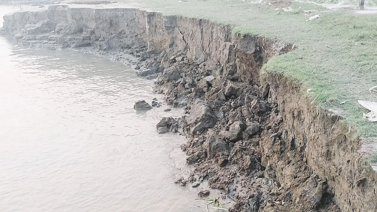 মুন্সীগঞ্জে শুষ্ক মৌসুমে ভাঙছে পদ্মা, আতঙ্কে নদী তীরের মানুষ