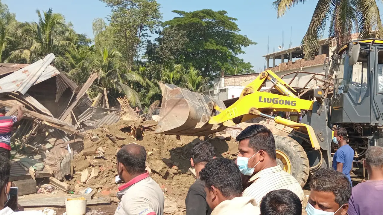 নোয়াখালীতে সড়কের আড়াই একর জমি উদ্ধার, অবৈধ ৩০০ দোকান উচ্ছেদ