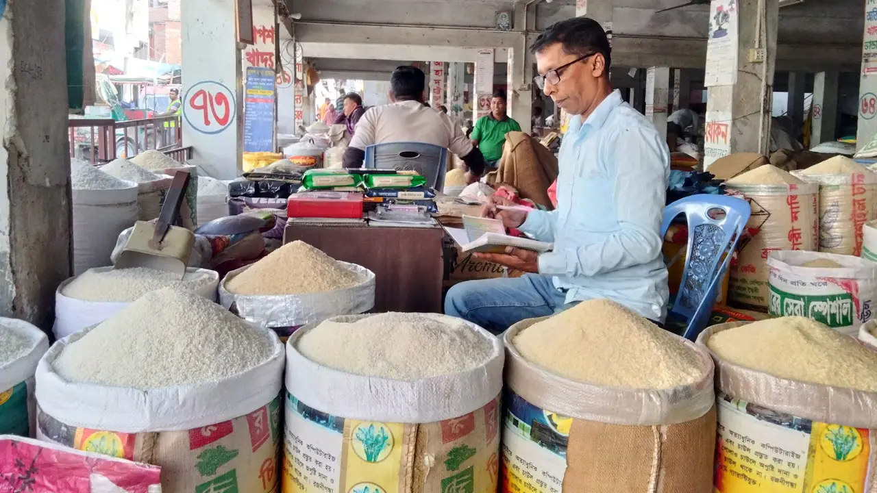 নওগাঁয় বেড়েছে চালের দাম, মজুতবিরোধী অভিযানের দাবি