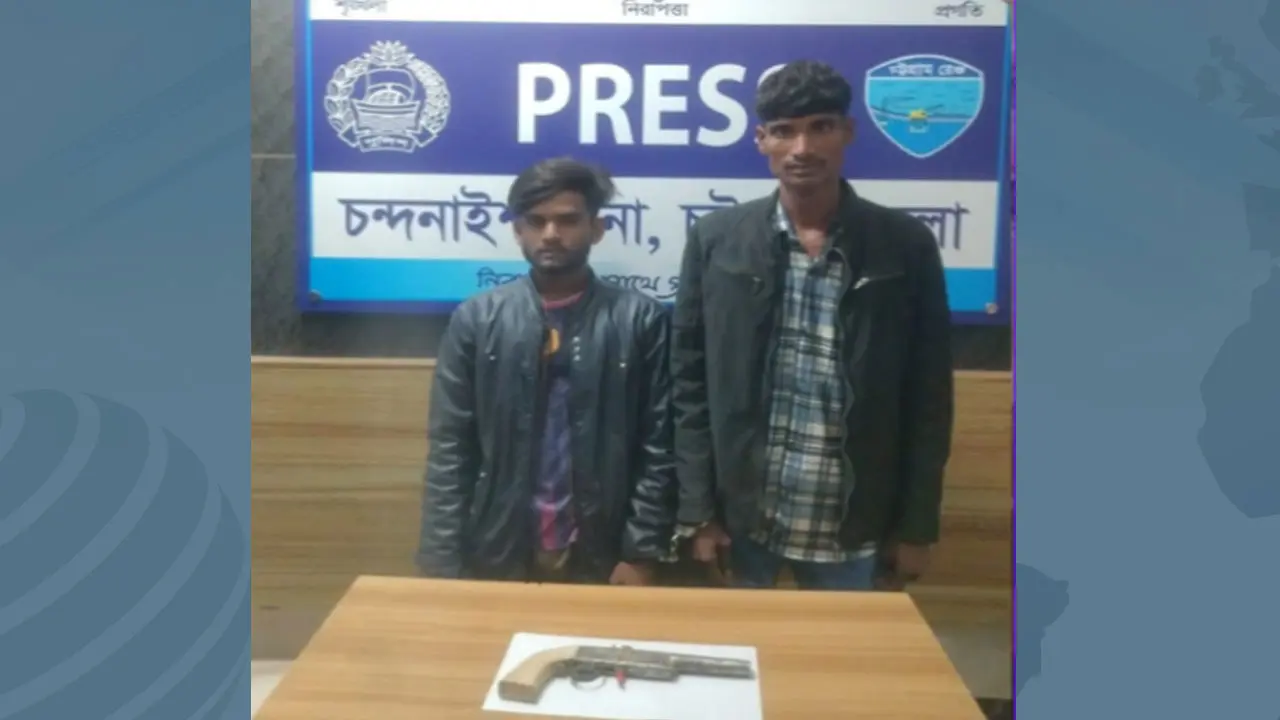 বাসের সিটের নিচে অস্ত্র, গ্রেপ্তার ২