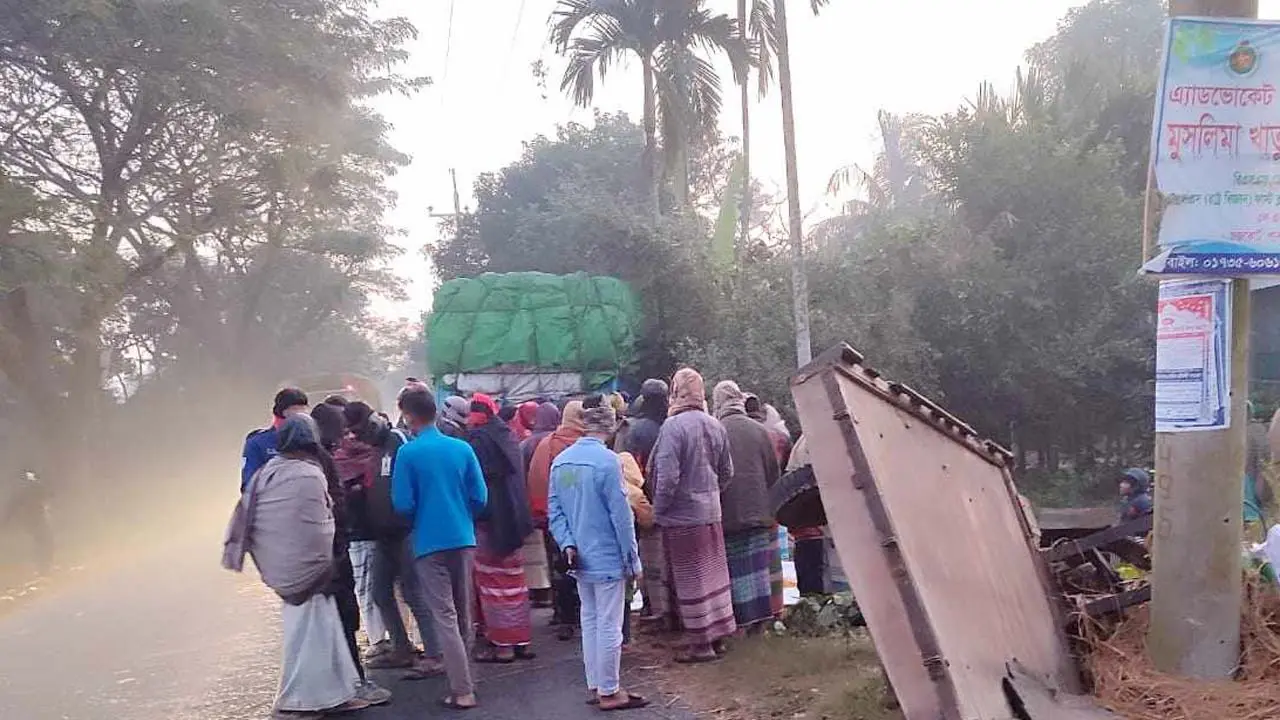 পাবনায় দাঁড়িয়ে থাকা করিমনে ট্রাকের ধাক্কায় তিন শ্রমিক নিহত, আহত ৫