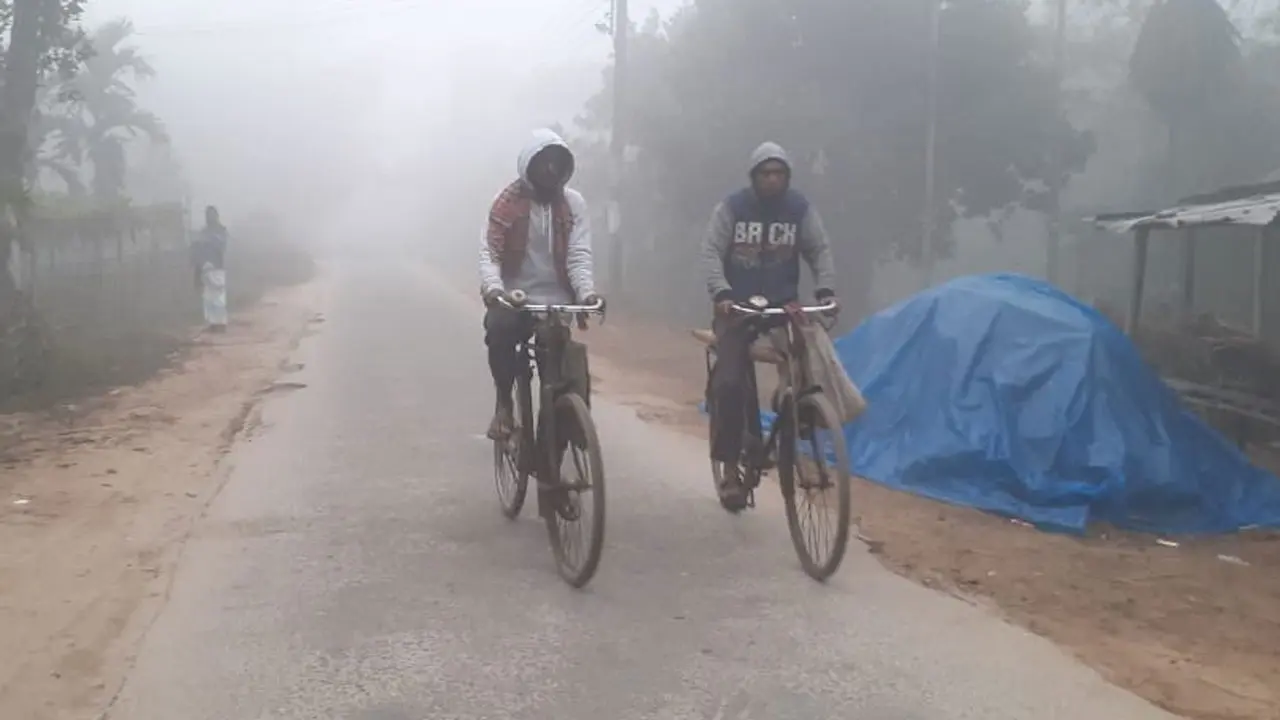 শীতের দাপট, কুয়াশায় ঢাকা পড়ছে পঞ্চগড়ের জনপদ