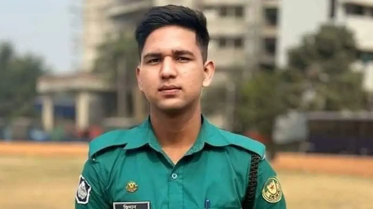 অটোরিকশার সামনে হঠাৎ শিয়াল, পুলিশ সদস্য নিহত