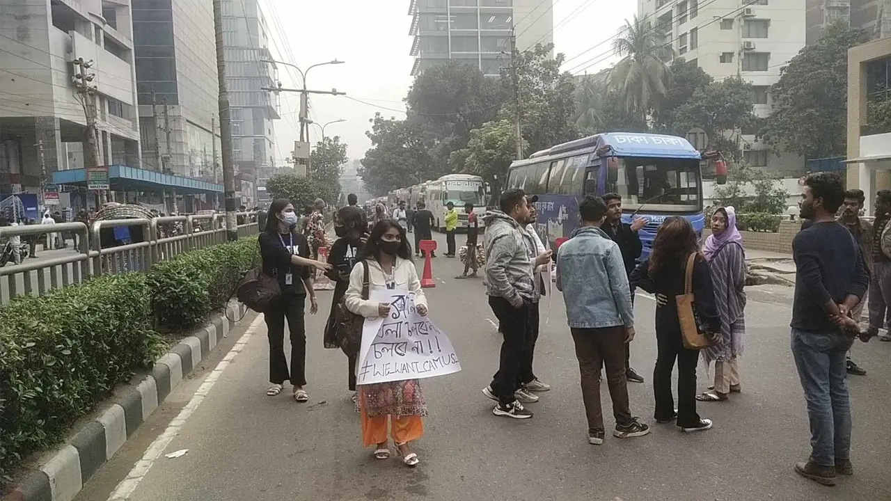 বনানীতে সড়ক অবরোধ করে প্রাইম এশিয়ার শিক্ষার্থীদের বিক্ষোভ