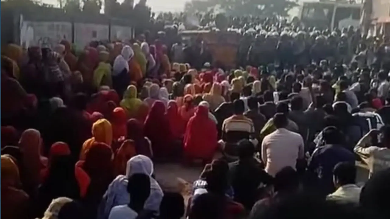 বেক্সিমকোর ১৬ কারখানা খুলে দেওয়ার দাবিতে বিক্ষোভ