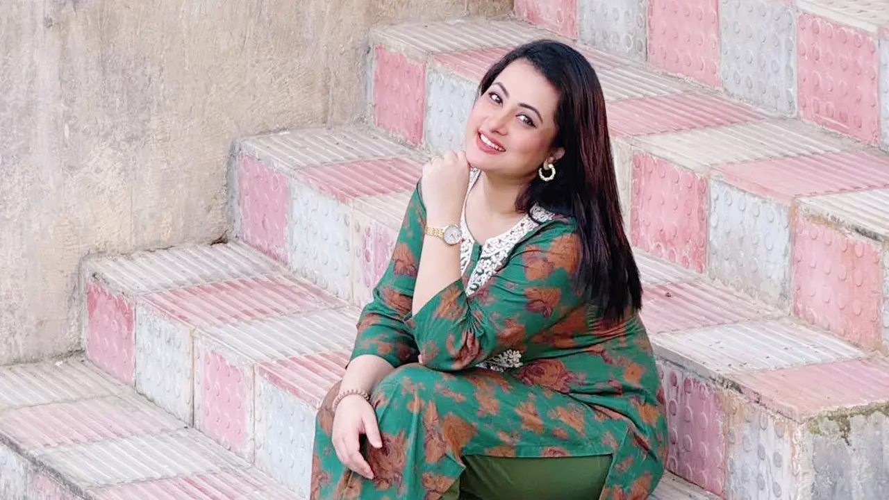পুকুর পাড়ে মিষ্টি হাসিতে পূর্ণিমা