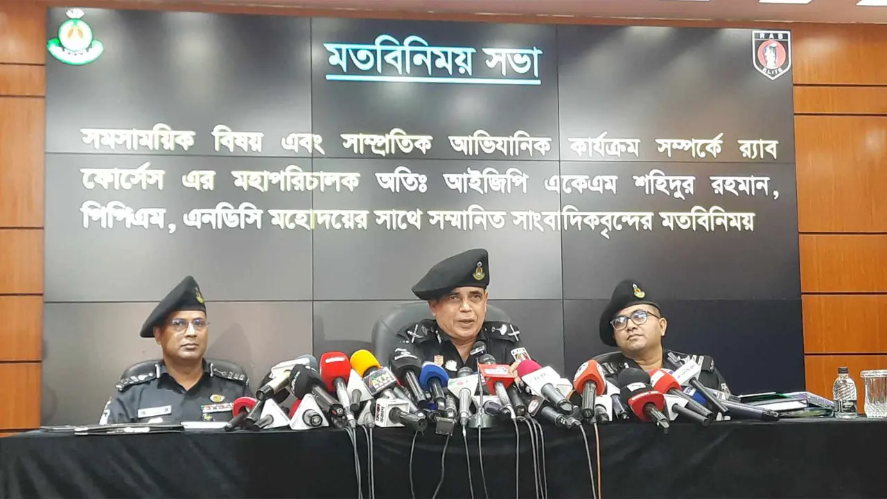 ৫ আগস্টের পর চাঁদাবাজি-ছিনতাইয়ে র‍্যাবের ১৬ সদস্য আটক
