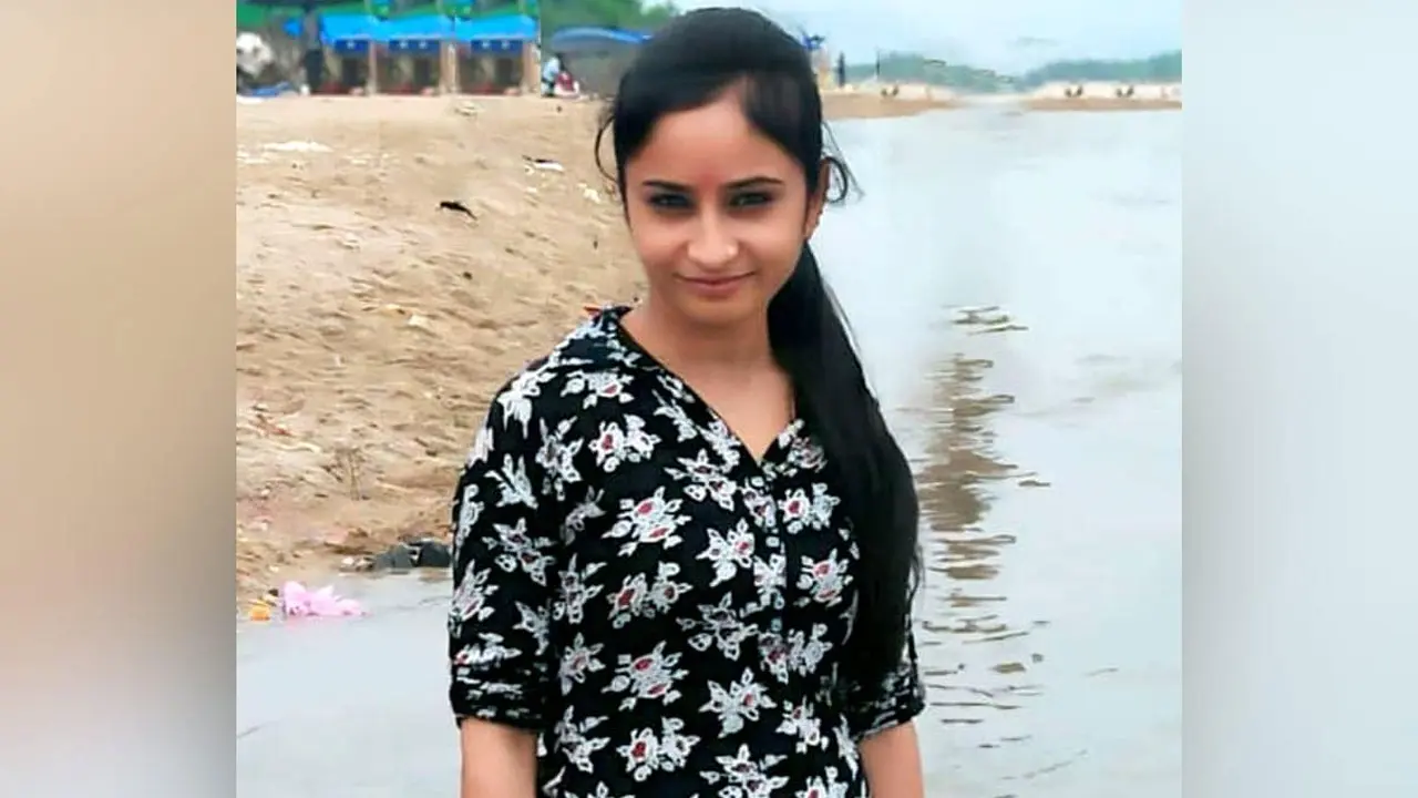 “ভালো থেকো, বিয়ে করে নিও” বার্তা রেকর্ড করে তরুণীর আত্মহত্যা