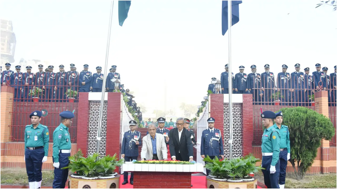 রাজারবাগ পুলিশ স্মৃতিসৌধে স্বরাষ্ট্র উপদেষ্টা-আইজিপির শ্রদ্ধা